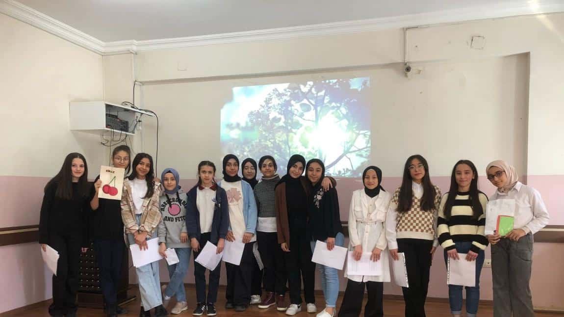 Okulumuz Türkçe Öğretmeni Şule Taşgıt tarafından 7.sınıf öğrencilerimizle birlikte şiir dinletisi düzenlenmiştir.
