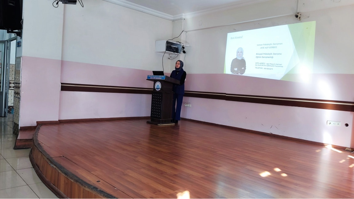 Okulumuz 8.sınıf öğrencilerine Uzman Psikolog Ayşe Gürbüz tarafından LGS sürecinde motivasyon konulu seminer verildi.
